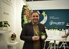"By growers go green" Nieuw dit jaar zijn de mini's. De Begonia Maculata bijvoorbeeld that Jesper Madsen is holding was introduces as a 12cm last year and they now also have a 6cm version.